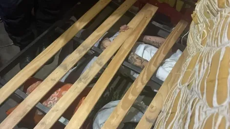 Abajo de la cama. Allí se escondió uno de los detenidos.