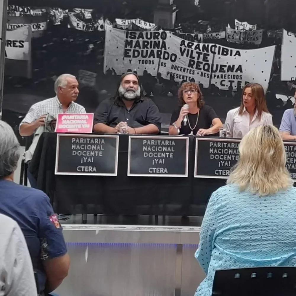 Gremios docentes de la CGT realizan paro contra Milei
