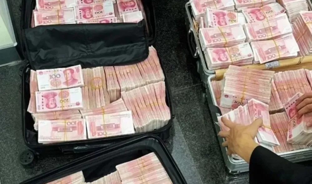 Le pidieron que usara bien el barbijo en el banco, se enojó y retiró en efectivo todos sus millones