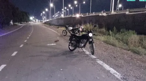 Perdió el control de la moto, se fue al suelo y su acompañante se fracturó la pierna