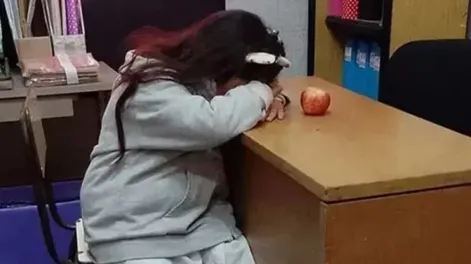 Alumnos de primer grado le depilaron las cejas a su compañera: la cambiaron de escuela