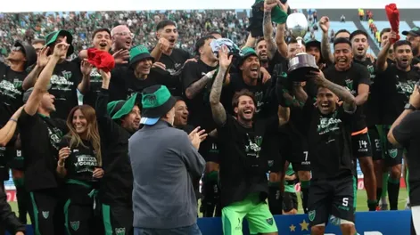 Diario de Cuyo | Objetivo cumplido. El plantel de San Martín recibió una copa que adornará sus vitrinas y será el recuerdo de su cuarto ascenso a la Primera División.