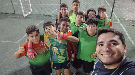 Martín Salinas, el rawsino que creó una escuelita de fútbol mixto para sacar a los chicos de la calle: Somos formativos, no competitivos