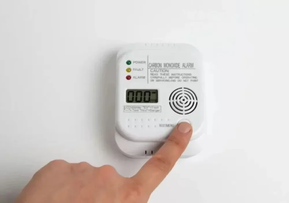 El aparato que protege la casa del “asesino silencioso”: detecta monóxido de carbono y gas natural