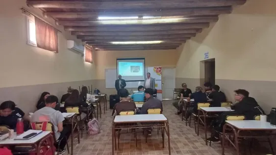 Alumnos de la Escuela Agrotécnica Jesús de la Buena Esperanza, en Calingasta recibieron capacitación y becas de estudio.