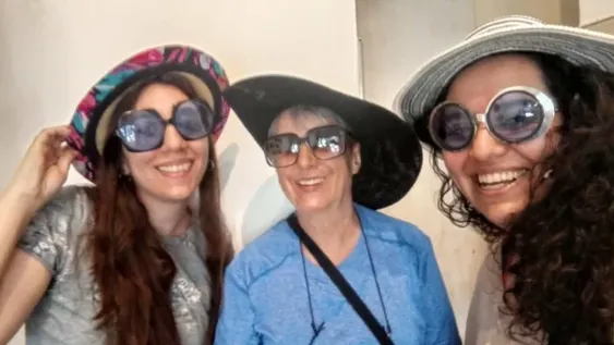 Silvina (centro), junto a dos de las gestoras de Espacio Bunker, Luisina Fava y Carolina Herrera, jugando con algunos objetos de la muestra.