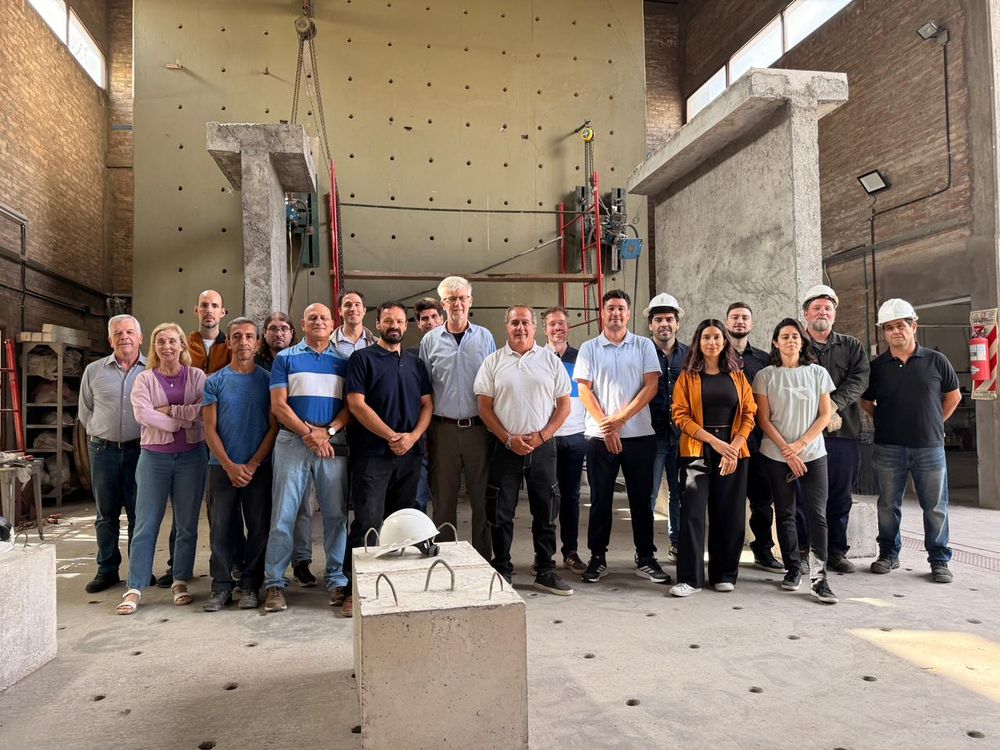 El equipo del IDIA está compuesto por más de 20 personas, entre ingenieros y técnicos, que además de analizar sistemas para viviendas trabajan ensayando métodos para minería, grandes obras como diques y tendidos eléctricos, en todo el país. 