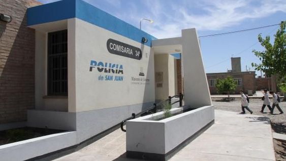 Se le reventó una rueda y volcó frente al Hospital Mental