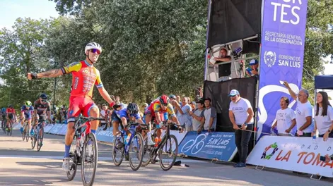 Nicolás Tivani brilló en el sprint final y se impuso en la segunda etapa