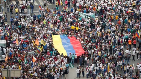 En medio de los incidentes, Guaidó juró como “presidente de Venezuela”