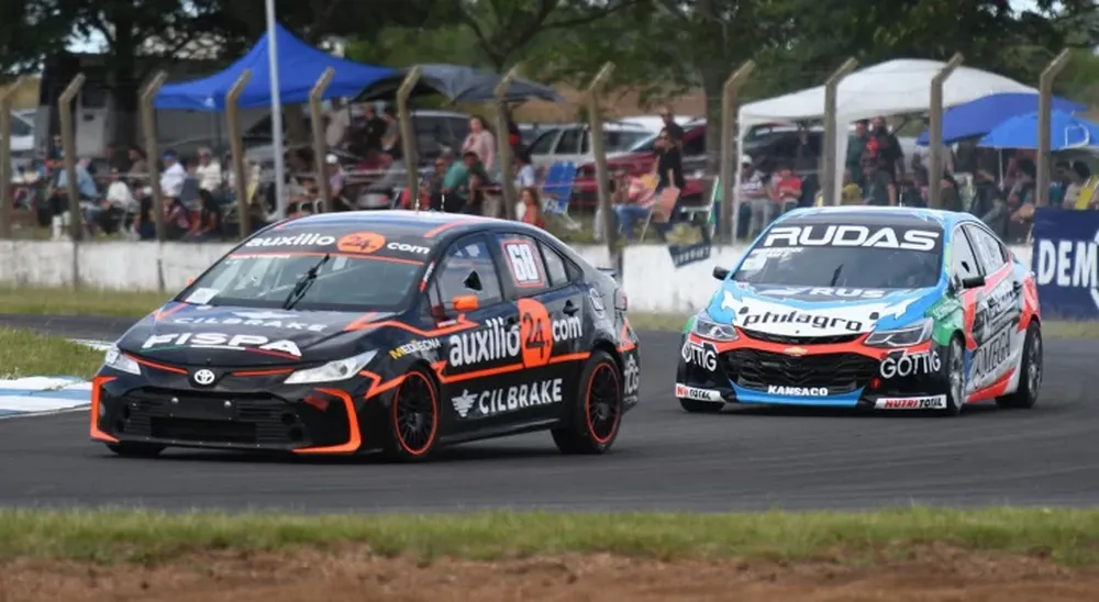 EL MENDOCINO  Julian Santero, líder del campeonato, intentará esta tarde con su Toyota Corolla ser el más rápido en la clasificación entre los autos del parque automotor de la Clase 3.