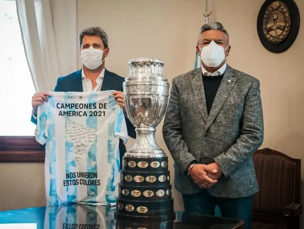 Uñac dio detalles de la charla íntima que tuvo con “Chiqui” Tapia después del pase a la final