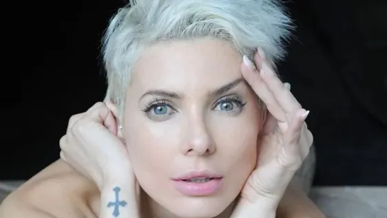 Tamara Bella posó en microbikini sin photoshop y mostró un íntimo tatuaje