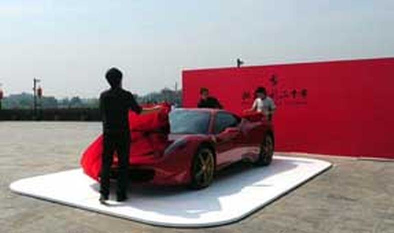Una Ferrari en la Muralla