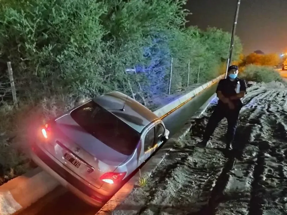 En plena madrugada, perdió el control del auto y cayó a un canal: estaba ebrio