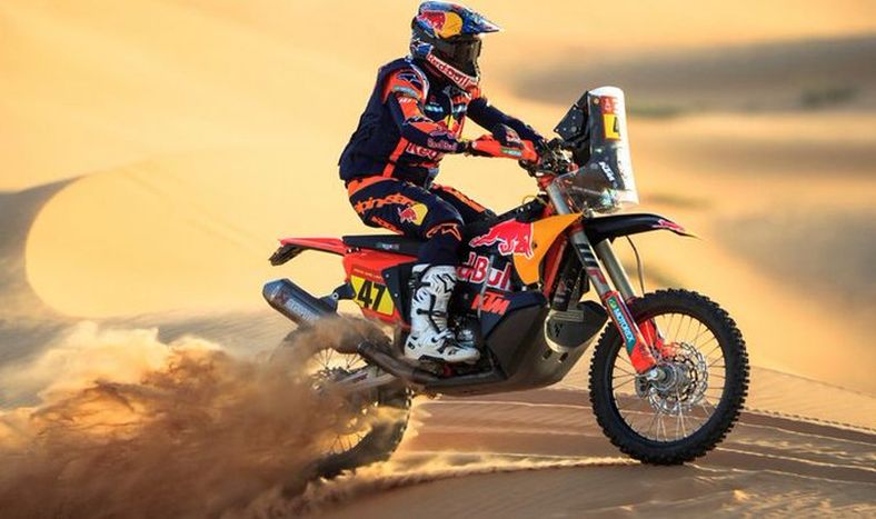 Kevin Benavides ganó la penúltima etapa y definirá mano a mano con Price en motos