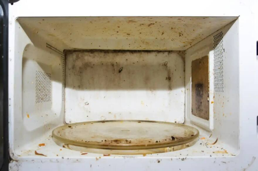 Cómo limpiar el microondas: el truco para sacar los restos de comida