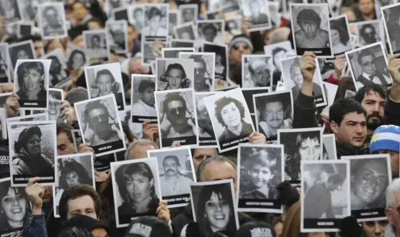 La Justicia argentina ordenó aplicar el juicio en ausencia para los acusados del atentado a la AMIA