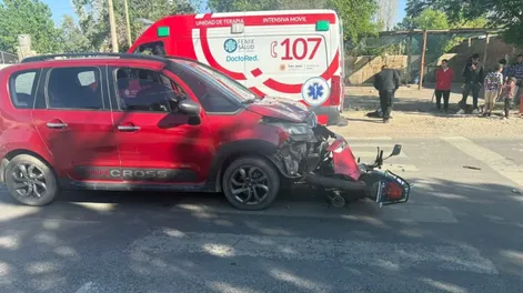 Quedó atrapado debajo de la trompa de una camioneta tras chocar y fue hospitalizado