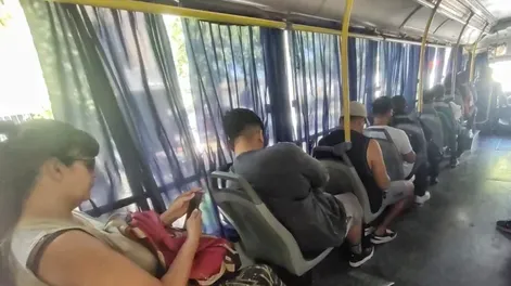 Diario de Cuyo | ALTERNATIVA. En algunas unidades de RedTulum que no tienen aire acondicionado colocaron cortinas para mitigar un poco el calor, sobre todo en horario de la siesta.