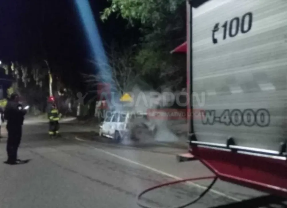 Se quedó sin nafta, recargó con un bidón y cuando arrancó, el auto se incendió