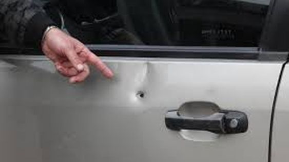 Le balearon la camioneta en la puerta de su casa para robarle un trampero y un generador