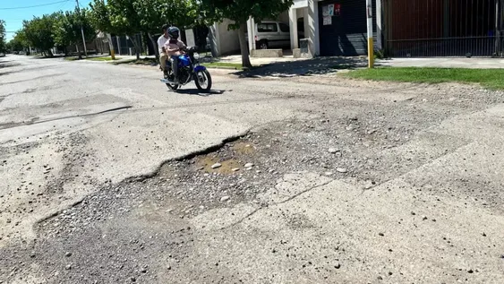 Algunos pozos en la Calle Quiroga, entre General Acha y Gran San Juan, abarcan el ancho de la calzada.