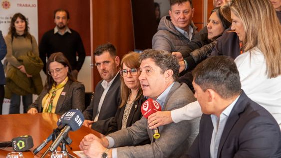 El ministro de Producción, Trabajo e Innovación, Gustavo Fernández, encabezó la conferencia de prensa en la que se presentó el cronograma oficial de ArgOliva 2026, junto a los integrantes del comité organizador.