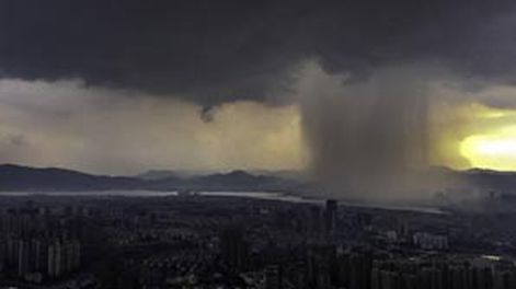 Imágenes impactantes del fuerte tifón que sacude a China