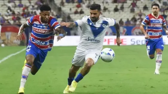 MANO A MANO. Marinho, uno de los puntas de Fortaleza, exige a Elías Gómez. Vélez supo hacer negocio en Brasil, abriendo la serie de los Octavos de Final.