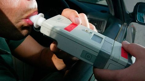 Manejaba completamente ebria, perdió el control y terminó contra el guardarrail