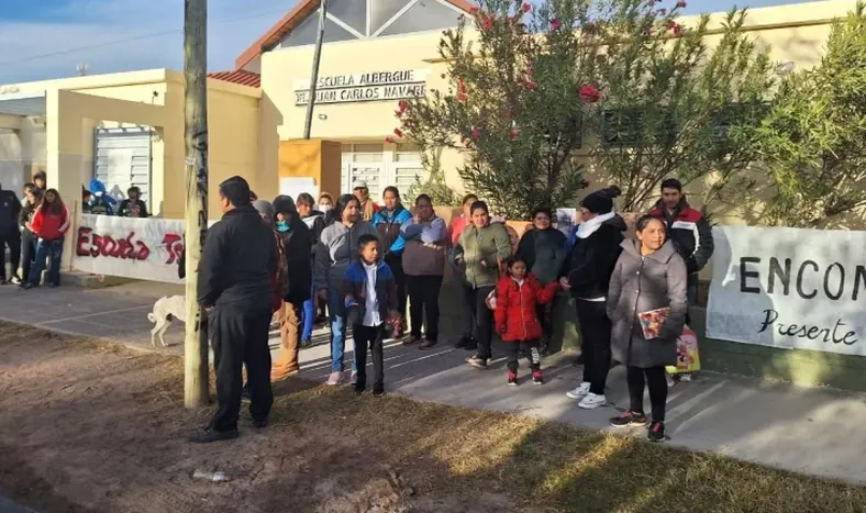 Hartos de que sus hijos estudien en un pasillo, tomaron la escuela: la respuesta de Educación