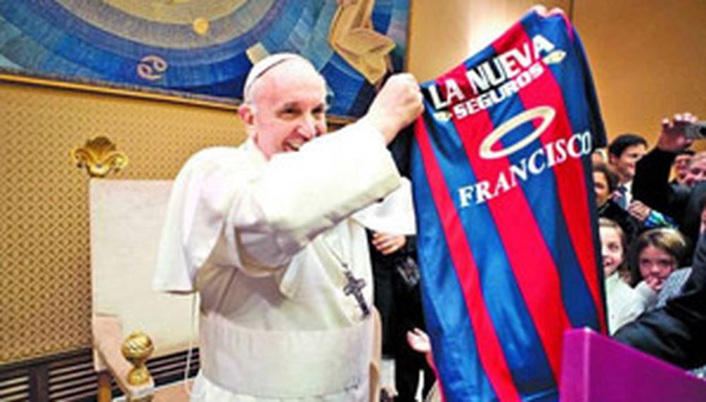 Francisco, feliz con la camiseta que le mandó San Lorenzo al Vaticano