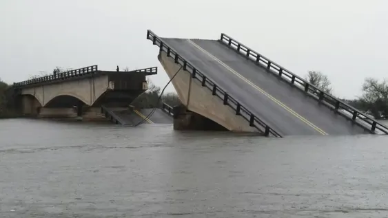 Corrientes: por las lluvias se cayó un puente