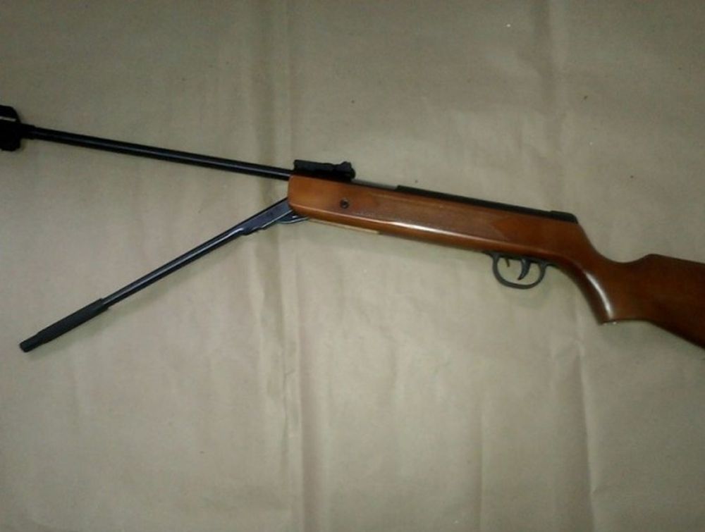 Discutió con su mujer, le disparó con arma de aire comprimido y mató a su beba