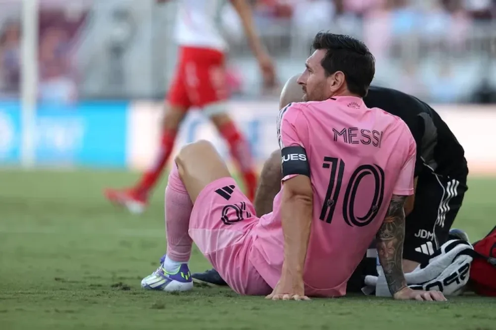 Messi se lesionó y pidió el cambio a los 7 minutos