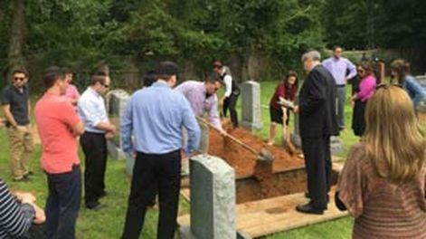 No tenía familia y desconocidos se unieron para sepultarla