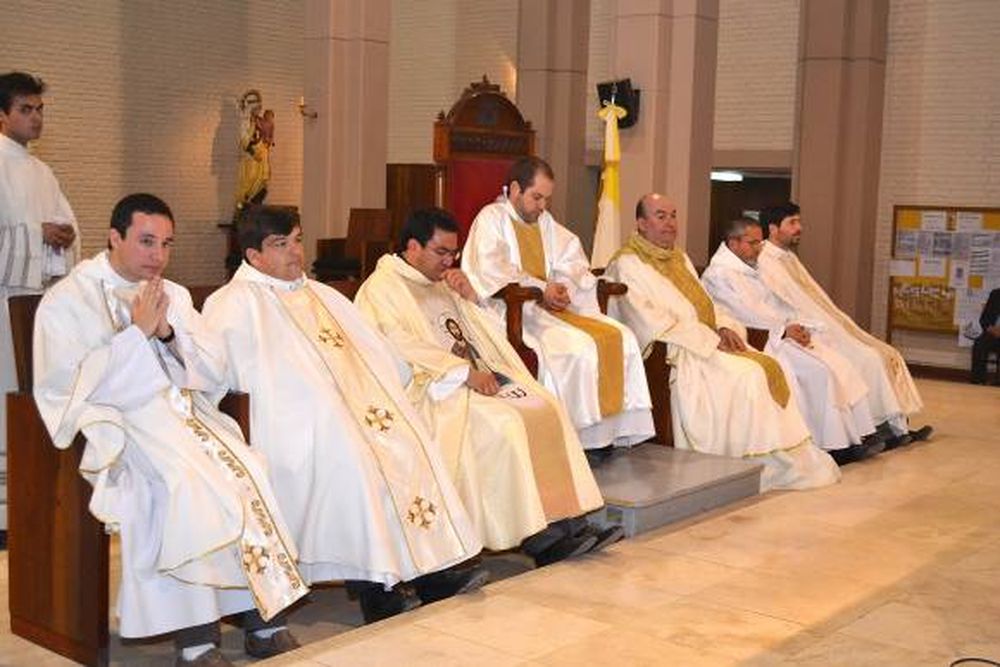 Brindis con nuevos sacerdotes