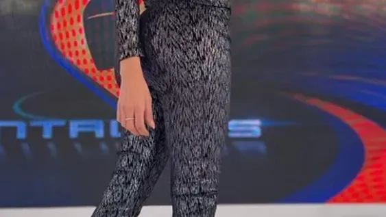 Virginia Gallardo, desbocada: colaless, mochilita de plush y gorro de unicornio