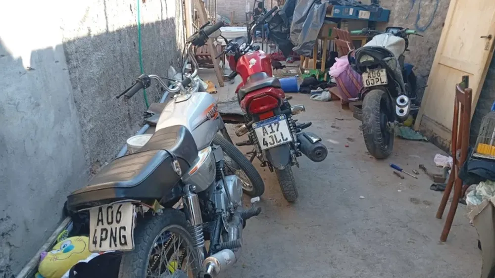 Armas, motos, televisores y hasta droga escondida en una cámara séptica: los resultados de un allanamiento en el Lote 32