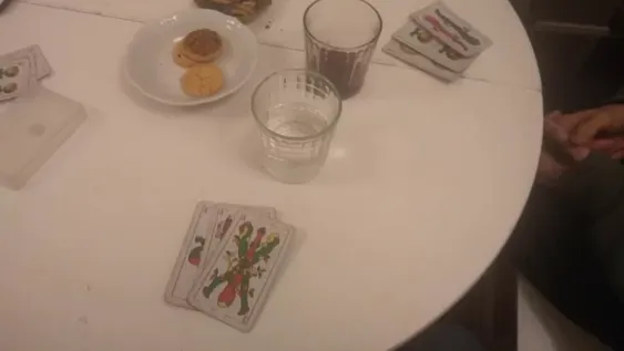 Aburridos por la cuarentena, organizaron un torneo de truco: quedaron todos detenidos