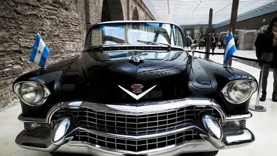 Del Cadillac de Perón al tintero de Lola Mora, reliquias en la Rosada