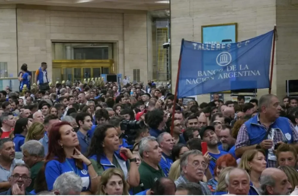 TODOS. Empleados del Nación cobrarán un bono de $1.230.000 el 3 de octubre.