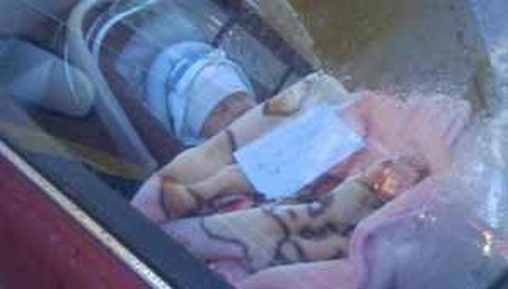Dejó a su bebé en el auto con un cartel: “Mi mamá está de compras”