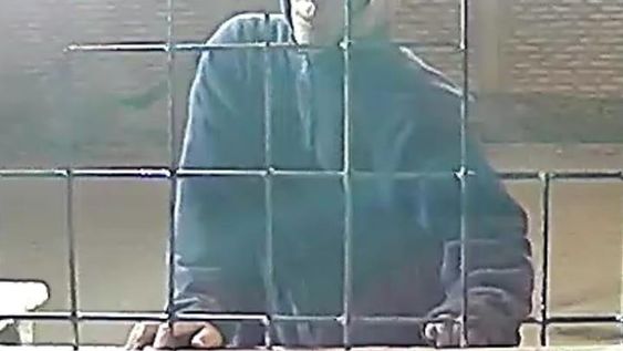 El video de la insólita maniobra de un ladrón para robar vino y cigarros de un kiosco