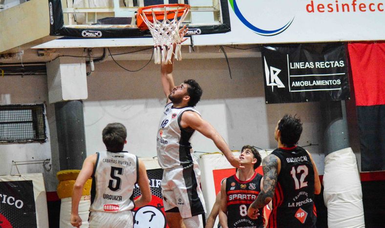 Caída. Urquiza perdió en Villa María y este jueves buscará definir la serie ante Sparta en Córdoba.