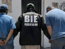 La policía detuvo a dos sospechosos, pero uno quedó en libertad. La policía detuvo a dos sospechosos, pero uno quedó en libertad.