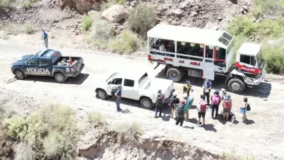 ARDUO RESCATE. Las intensas lluvias desbordó el Río Atuel en Mendoza.