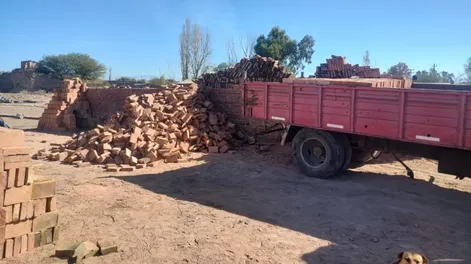 Un hombre resultó herido al caerle una pila de ladrillos mientras cargaban un camión