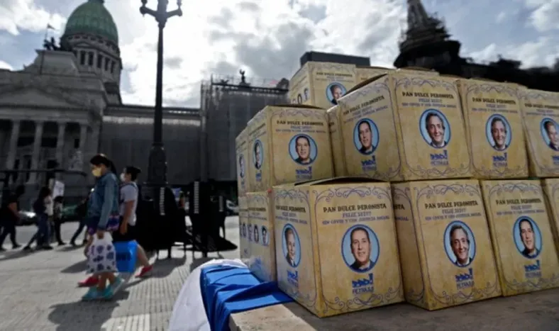 Cuánto cuesta el “pan dulce peronista” que tiene la cara de Cristina y Alberto